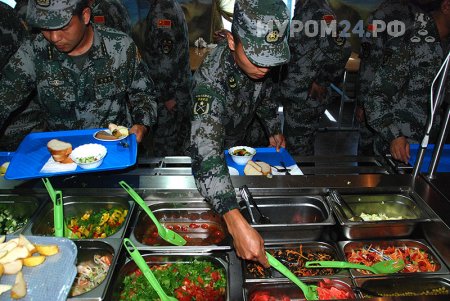 Китайских военных накормили борщом и харчо