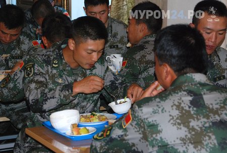 Китайских военных накормили борщом и харчо